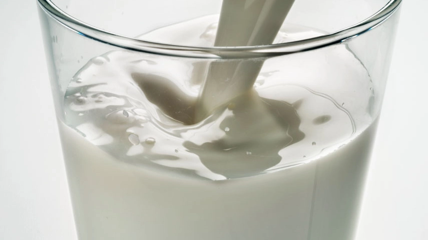 Un bicchiere di latte è più idratante di uno d'acqua - Foto Andrew Unangst/Alamy