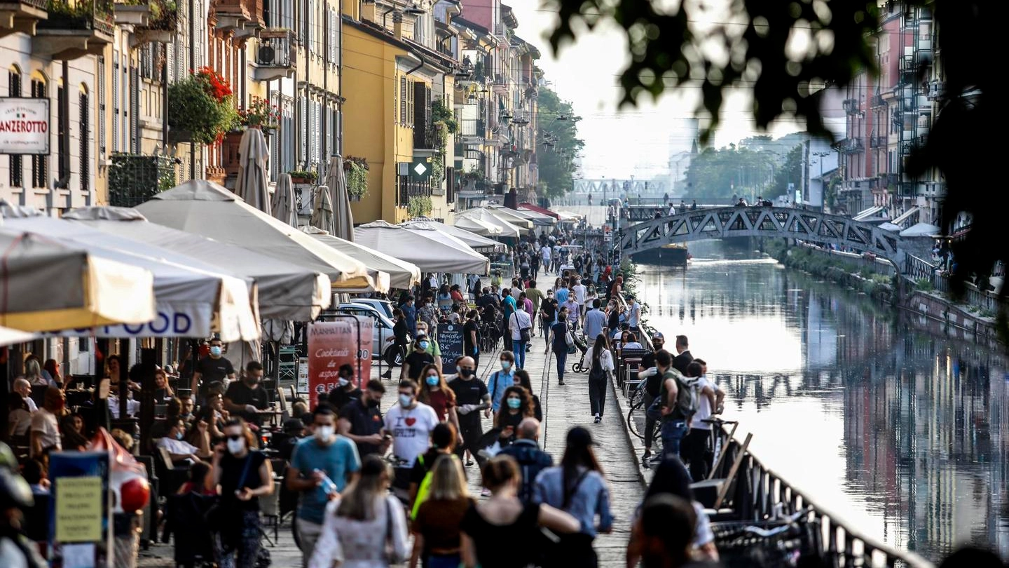Gente sui Navigli a Milano durante la Fase 2 (Ansa)