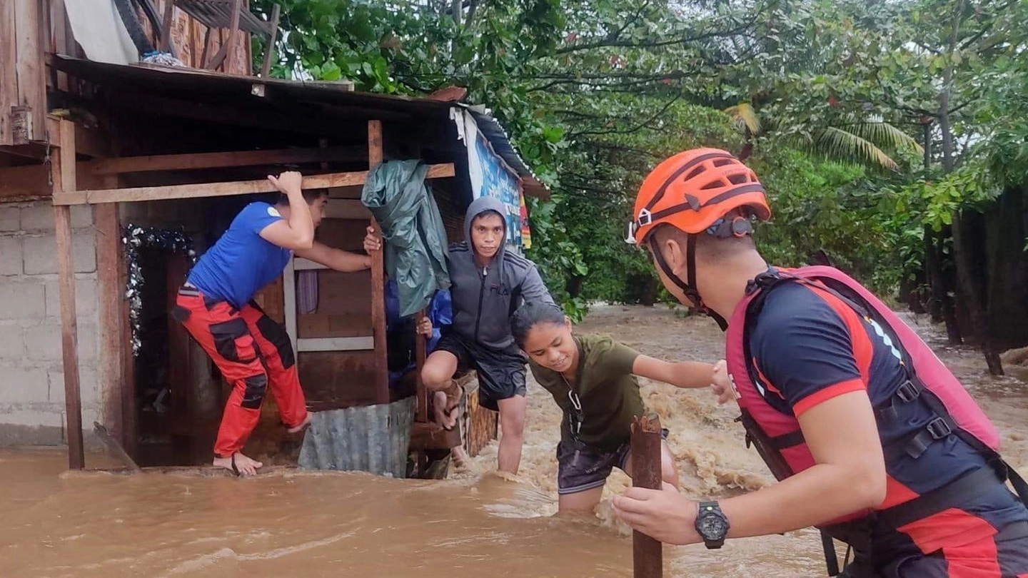 Inondazioni drammatiche nelle Filippine: morti e decine di migliaia di sfollati