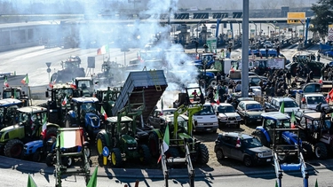 L’avanzata dei trattori. Blocchi stradali in tutta Italia: "Ora puntiamo sulla Capitale"