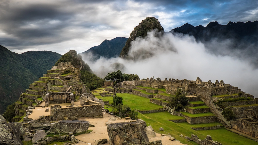 L'altopiano andino con la fortezza di Machu Picchu - foto zodebala istock