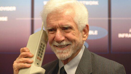Così il cellulare cambiò il mondo  La prima telefonata 50 anni fa  "Ma ora è la droga dei giovani"