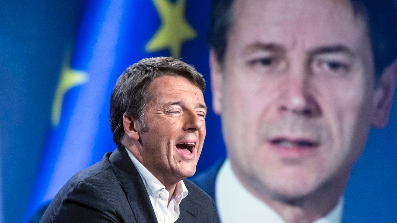 Matteo Renzi e, sullo sfondo, Giuseppe Conte (ImagoE)