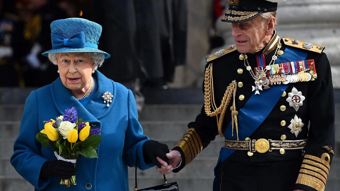 La regina Elisabetta con il principe Filippo (Ansa)