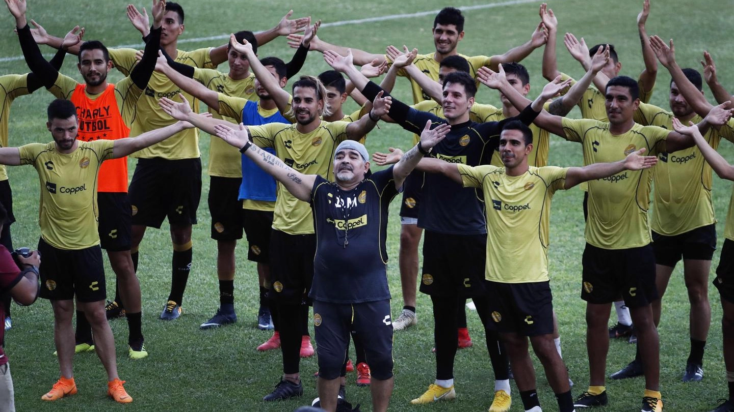 Maradona dirige il suo primo allenamento dei Dorados (Ansa)