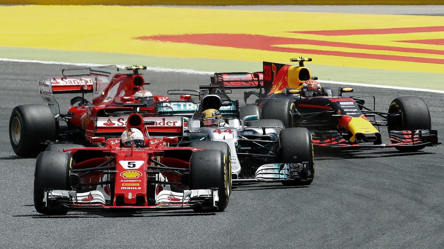 Formula 1, Sebastian Vettel (Ferrari) davanti a Lewis Hamilton (Mercedes) (foto Lapresse)