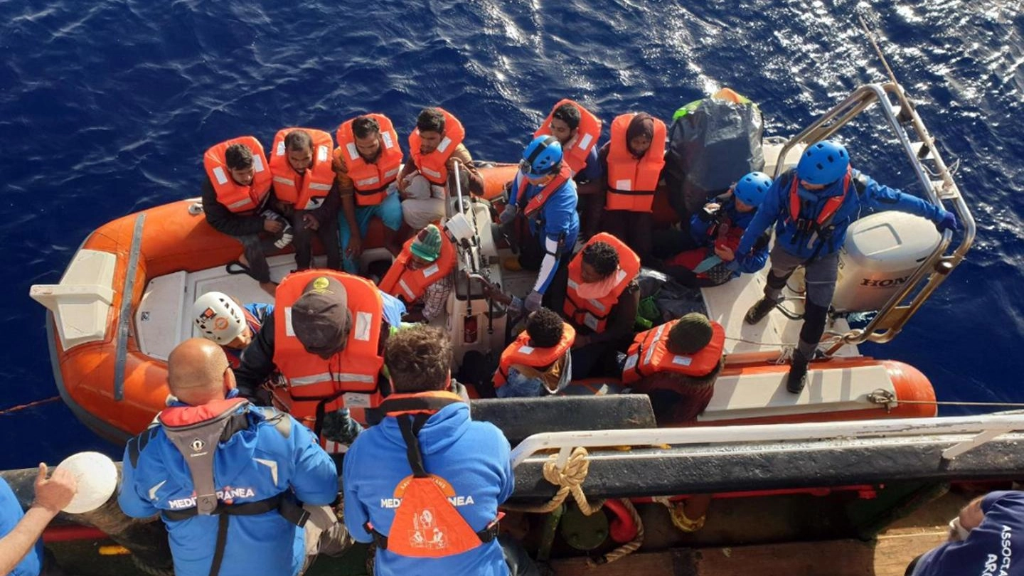 Migranti, il salvataggio da parte della Mare Jonio (Ansa)