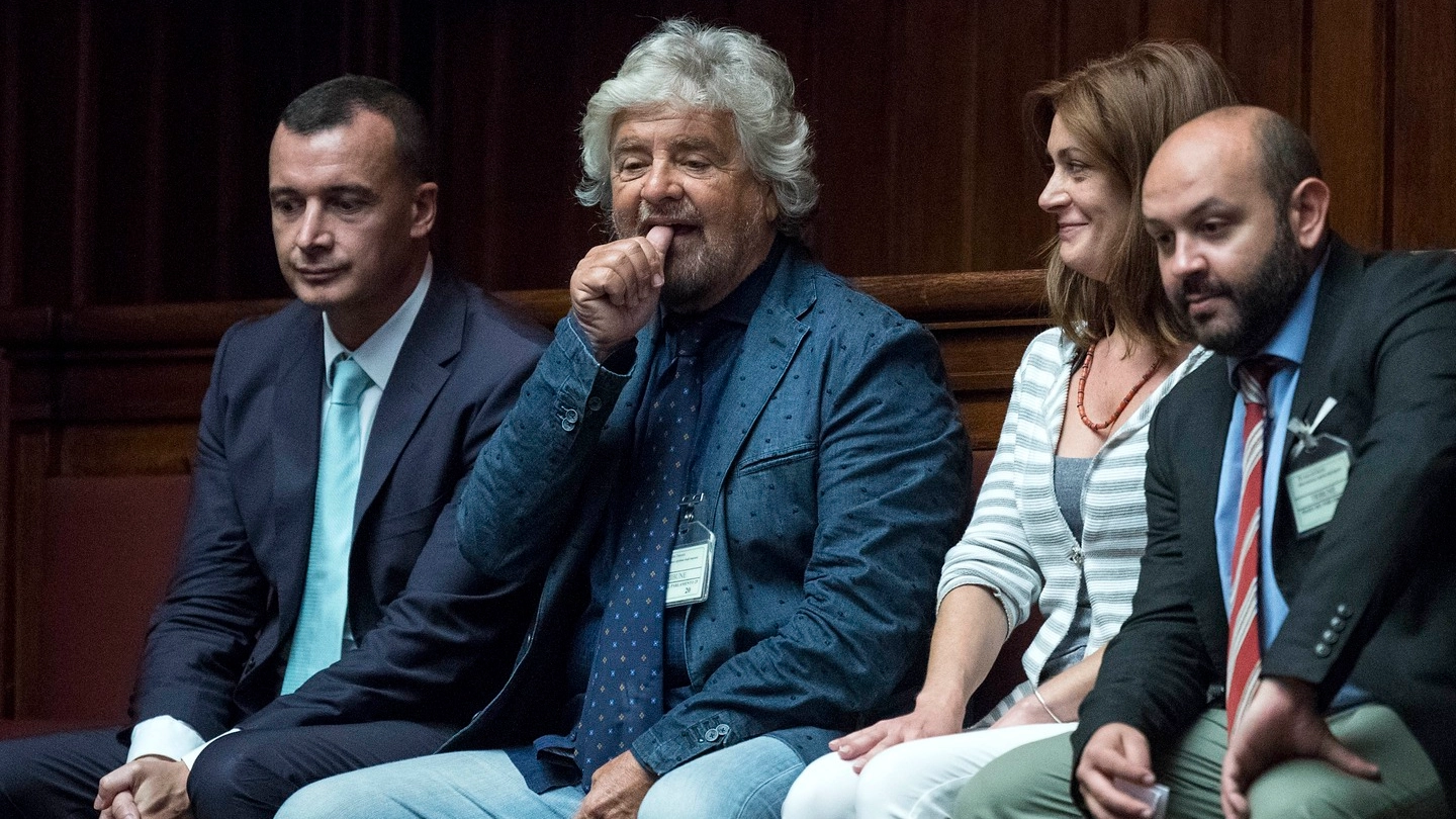 Beppe Grillo in tribuna con Rocco Casalino e Ilaria Loquenzi (Lapresse)