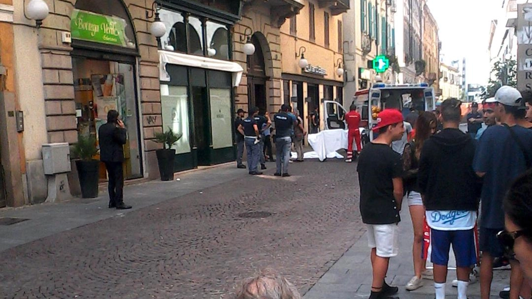 Il corpo senza vita della donna in strada a Novara