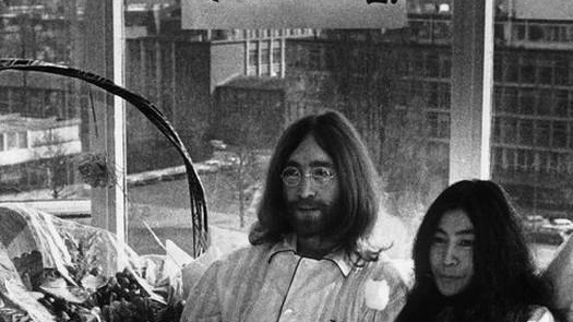 John Lennon e Yoko Ono durante un bed-in di protesta contro la guerra in Vietnam