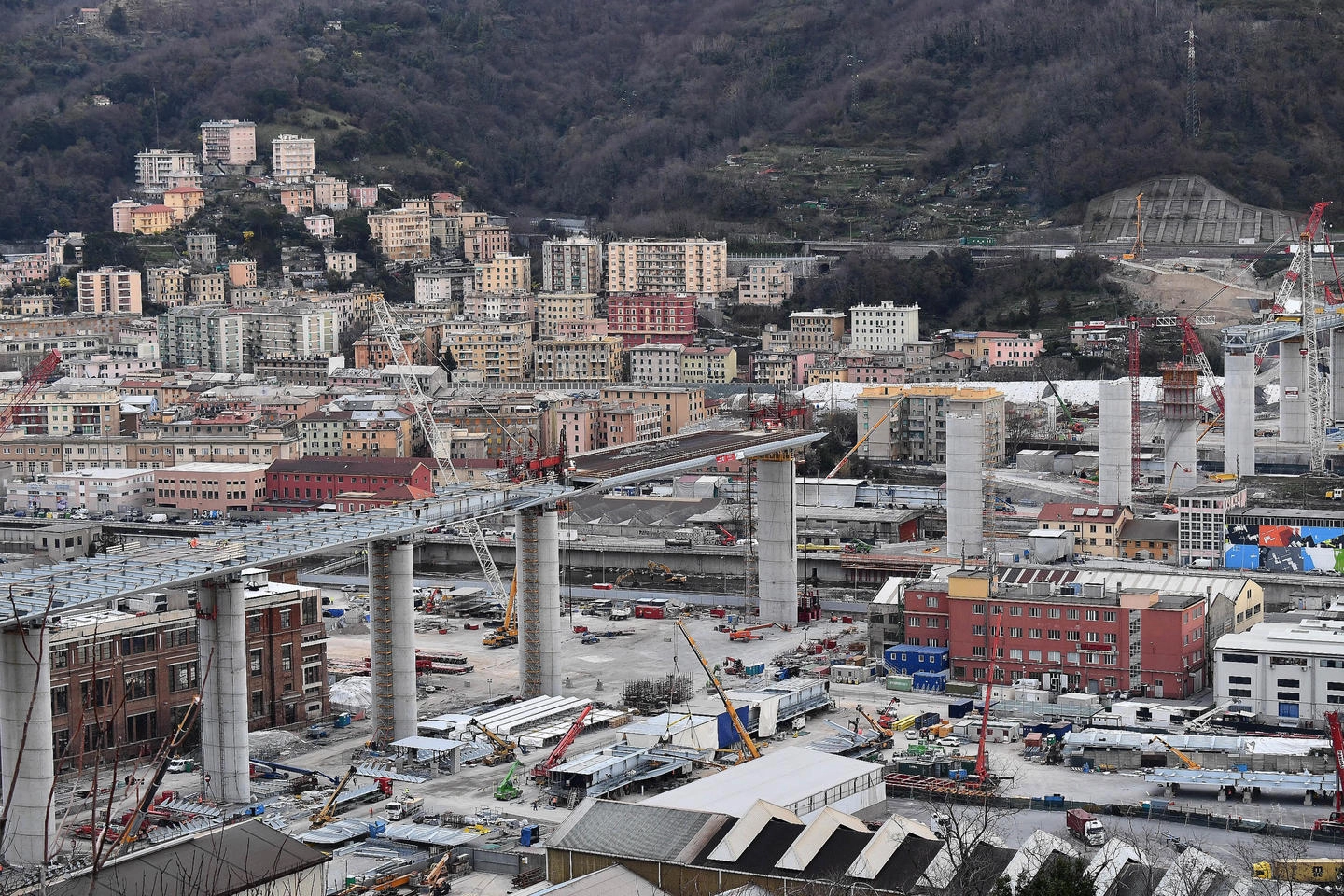 La vista sul ponte in costruzione a Genova