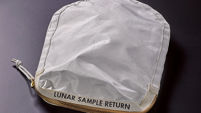 Il sacchetto utilizzato da Neil Armstrong – Foto: sothebys.com