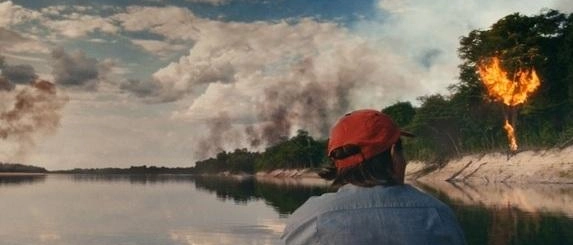 Il documentario "L'avamposto" racconta la vita e i sogni di Christopher Clarke, eco-guerriero che ha dedicato la sua vita a salvare l'Amazzonia, con l'obiettivo di sensibilizzare sul cambiamento climatico e preservare la natura.