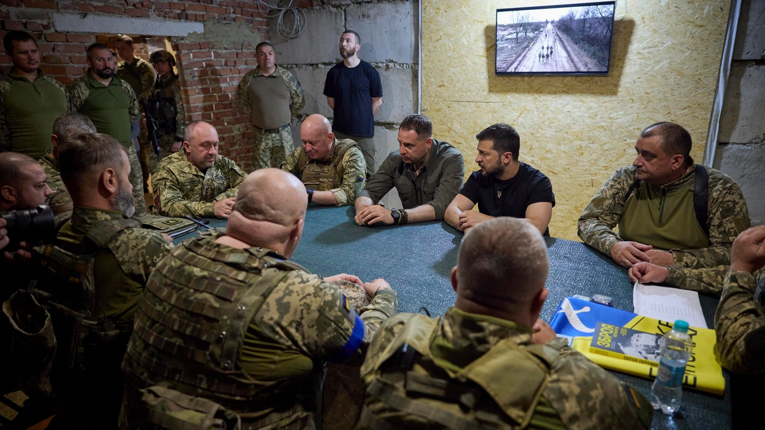 Ucraina, Zelensky visita le truppe nel Donetsk (Ansa)
