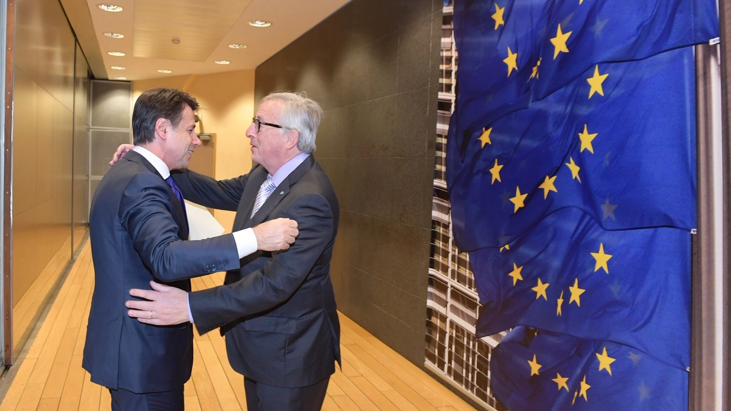 Abbraccio Conte-Juncker a Bruxelles (LaPresse)