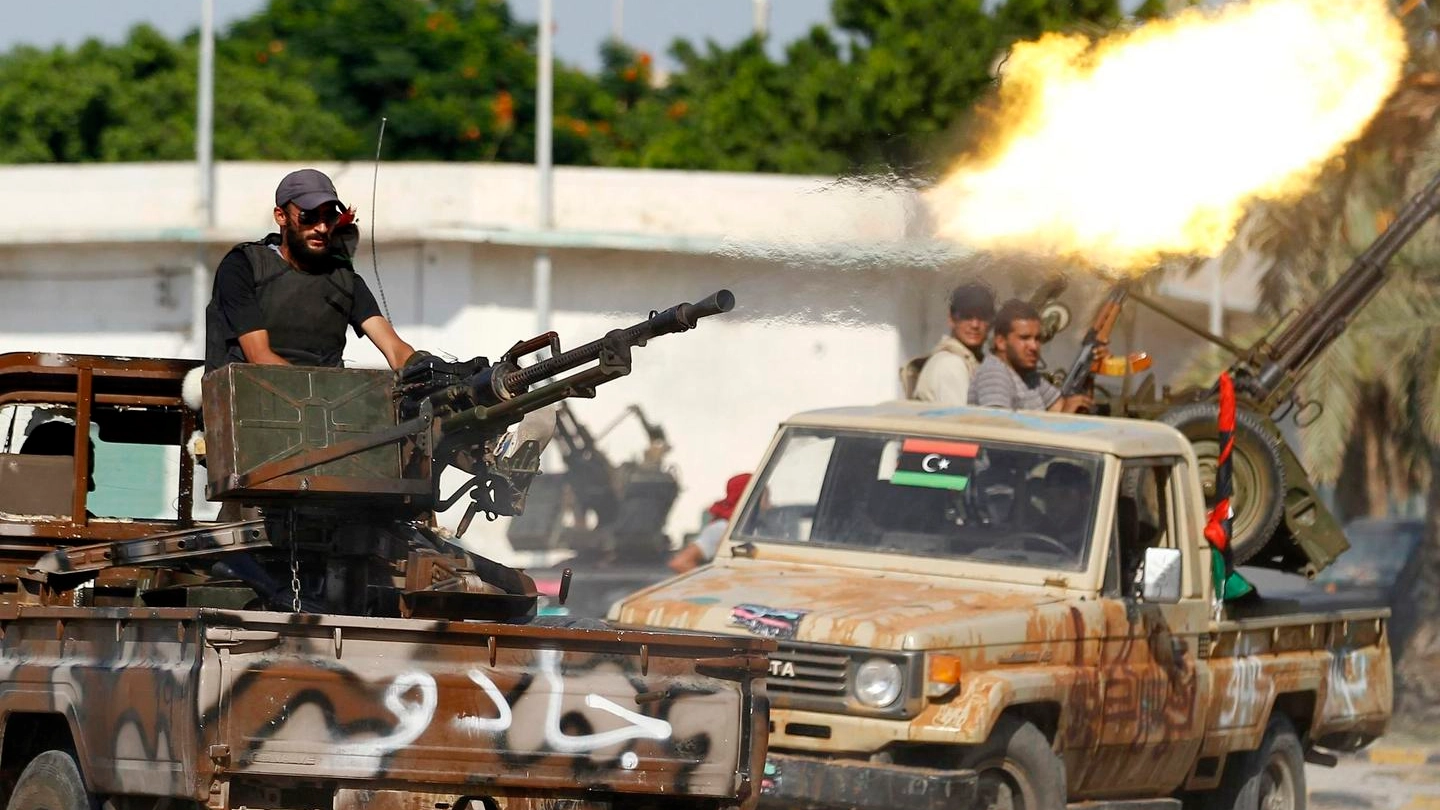 Miliziani libici in azione (Ansa)