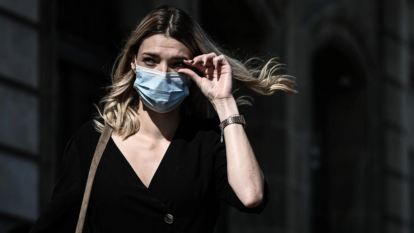 Una passante con la mascherina in Francia: quasi 10mila nuovi casi (Ansa)