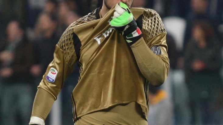 Gianluigi Donnarumma bacia la maglia del Milan (Newpress)