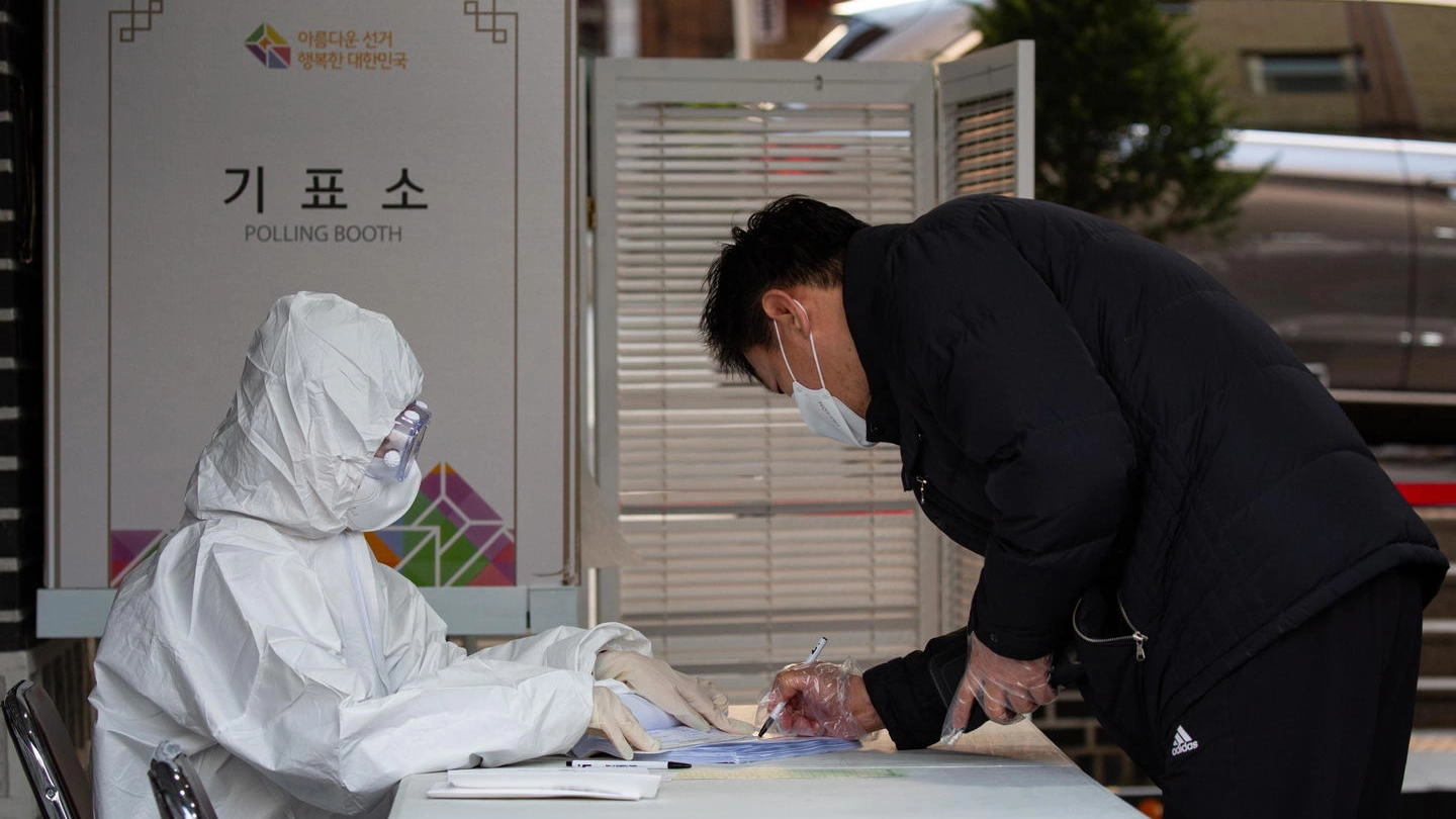 Le misure preventive durante le elezioni generali in Corea del Sud (Ansa)