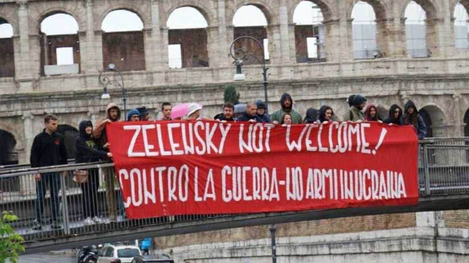 'Zelensky non sei il benvenuto' striscione esposto da Gioventù Comunista di fronte al Colosseo