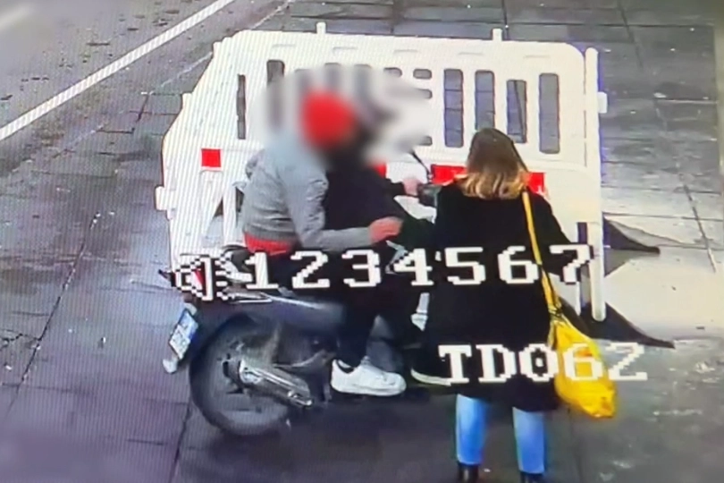 Un'immagine del video dello scippo violento con lo scooter in piazza Garibaldi a Napoli