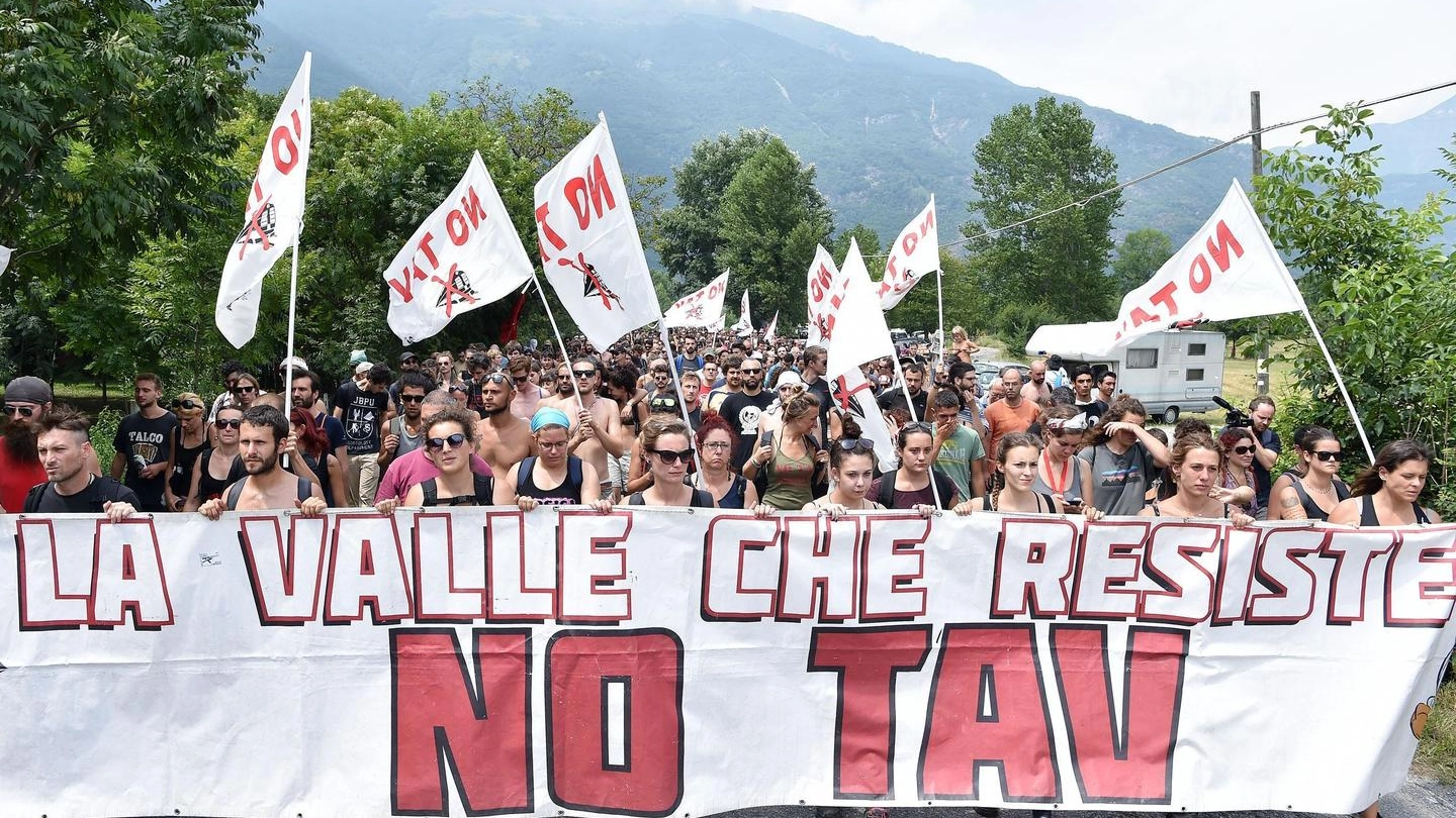 Tav, proteste degli abitanti della Val Susa (Ansa)