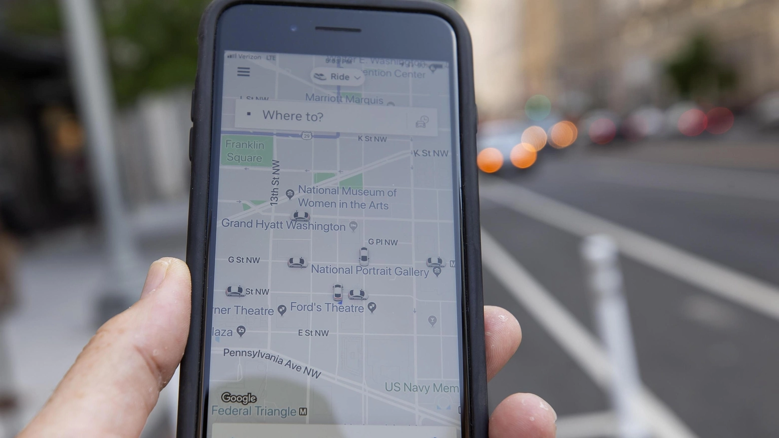 L'applicazione Uber su uno smartphone (Ansa)