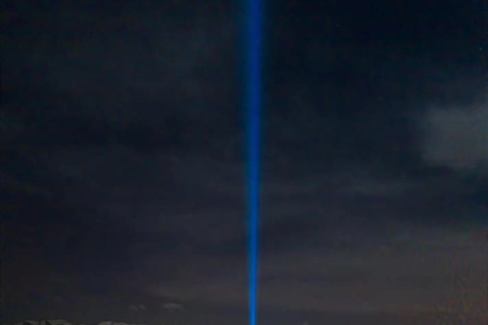 Il fascio di luce proiettato nel cielo a L'Aquila, foto dai social del sindaco Biondi