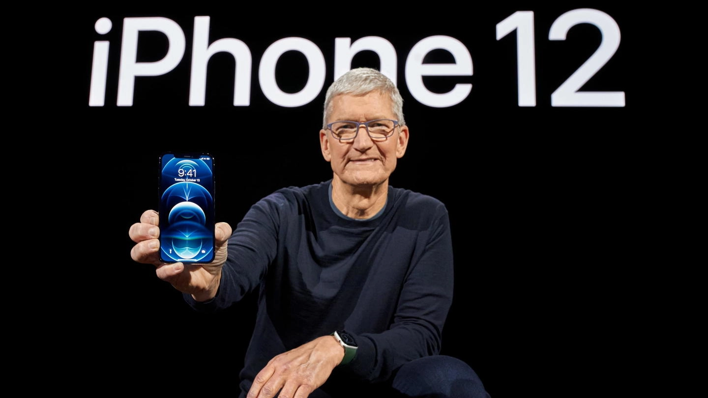 Apple, Tim Cook presenta l'iPhone 12 (Ansa)