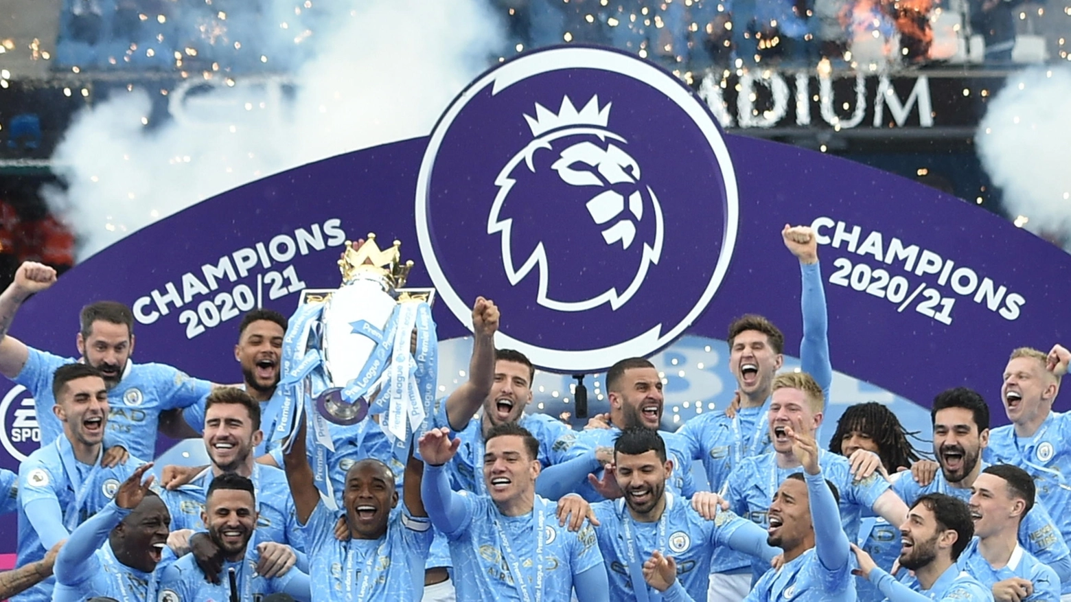 Il Manchester City festeggia il titolo (Ansa)