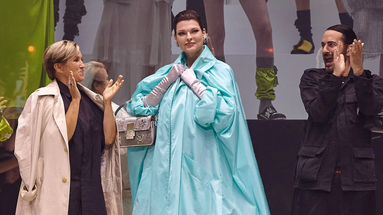 Linda Evangelista in passerella per Fendi durante la New York Fashion Week 2022 (Afp)