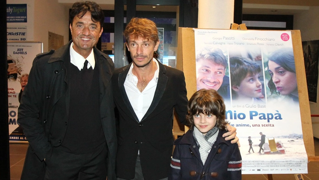 Prima di ‘Mio Papà’: da sinistra il regista Giulio Base, l’attore Giorgio Pasotti e il piccolo protagonista Niccolò Calvagna 