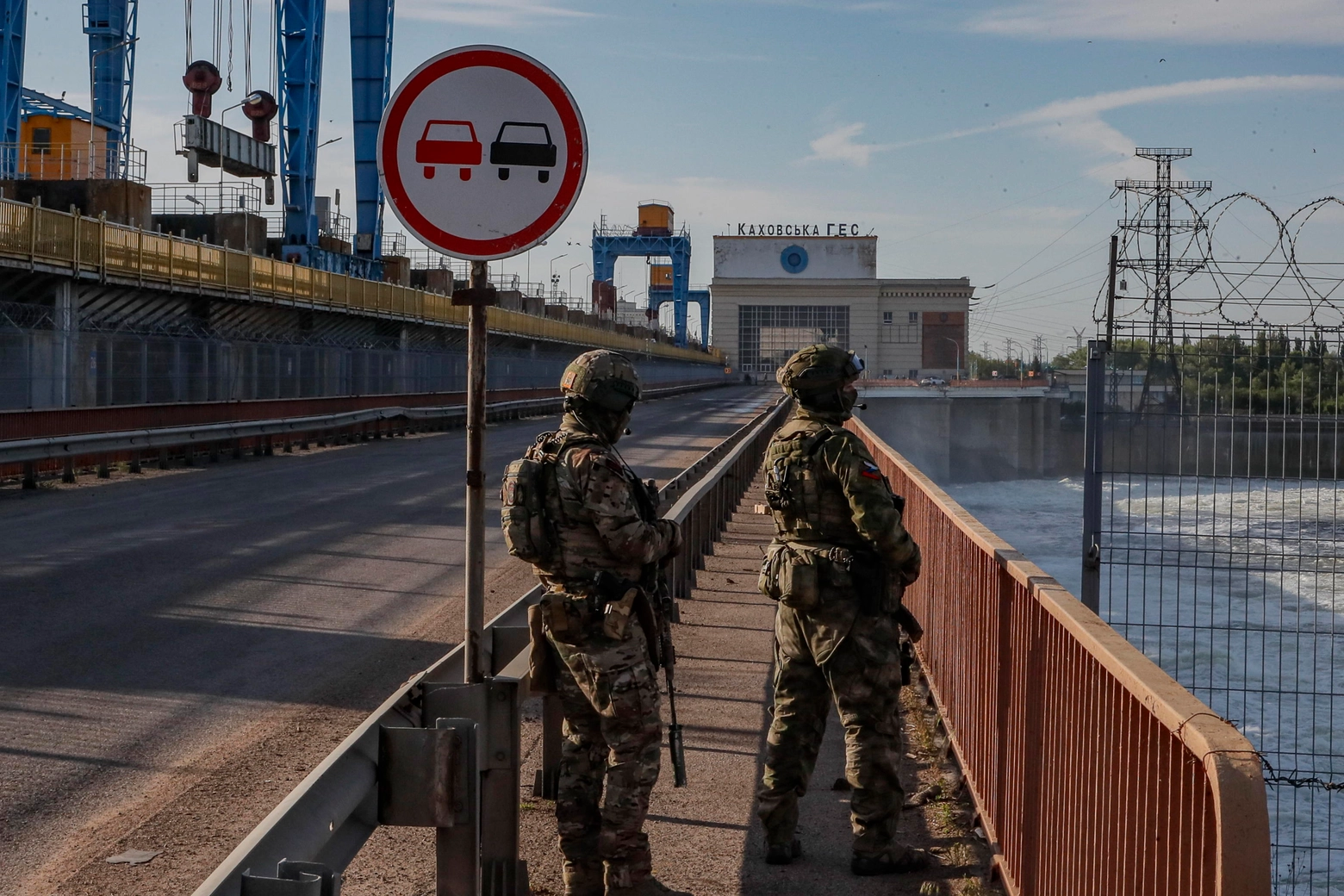 Militari russi alla centrale elettrica di Kakhovka, maggio 2022 (Epa)