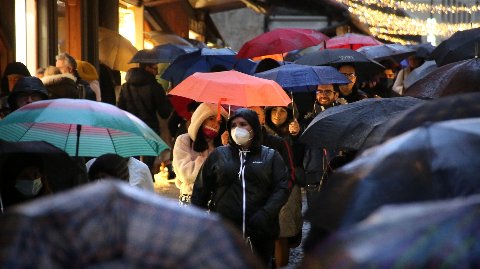 Ombrelli aperti per la pioggia (Pressphoto)