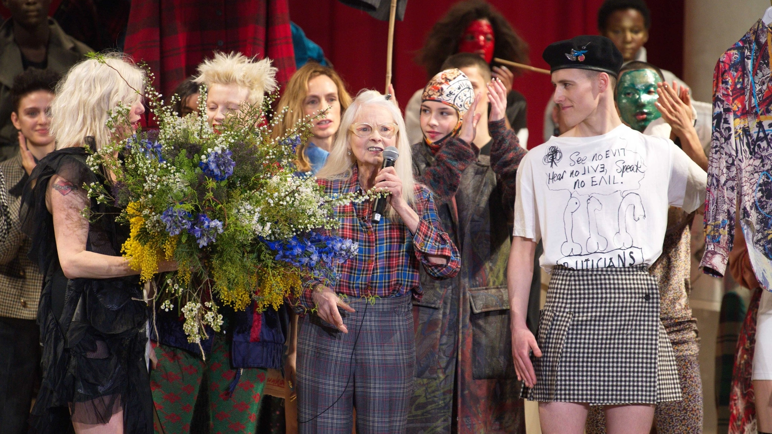 Vivienne Westwood con gli attivisti alla chiusura della sfilata