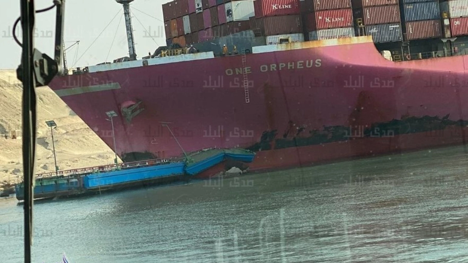 La portacontainer One Orpheus incastrata nel Canale di Suez (Ansa)