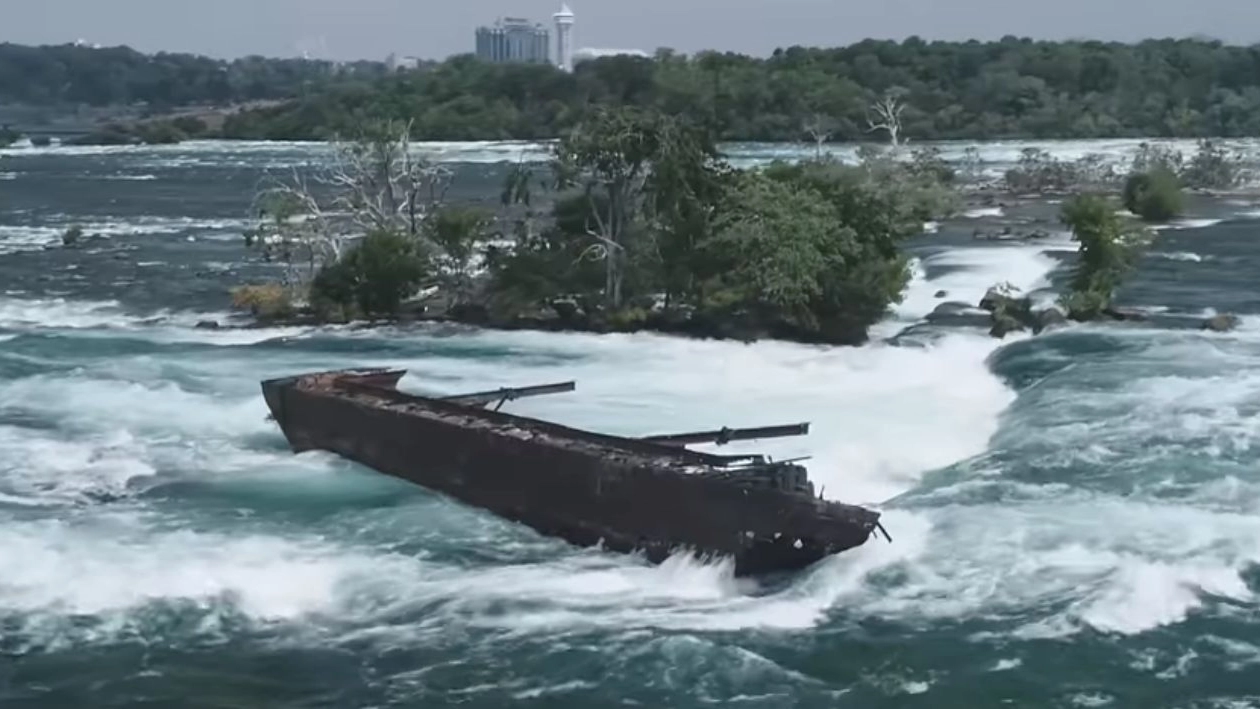Chiatta bloccata da 101 anni sopra le cascate del Niagara (Facebook niagaraparks)