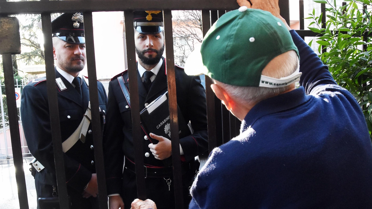 I Carabinieri con un anziano (foto d'archivio, Fotowebgio)