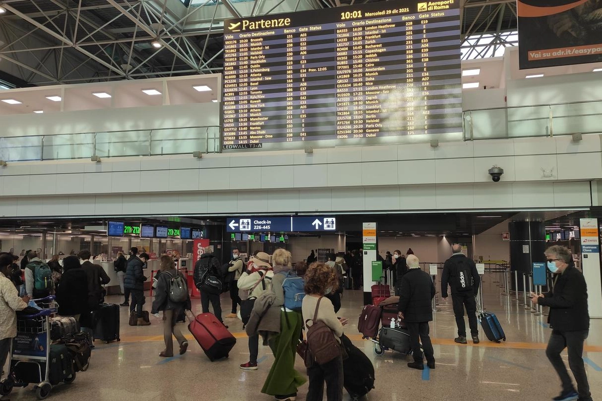 Viaggiatori all'aeroporto di Roma Leonardo Da Vinci a Fiumicino