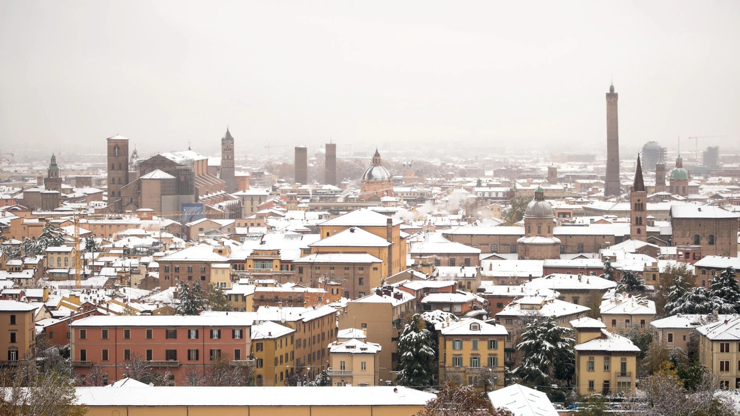 Meteo, la neve a Bologna il 13 novembre 2017 (Lapresse)