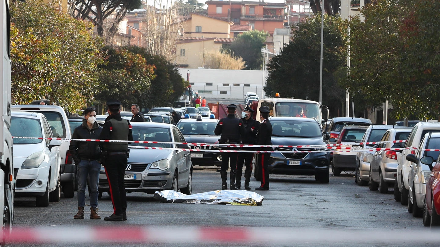 Carabinieri sul luogo dove un uomo è stato ucciso in via Alberto Galli, ad Acilia 