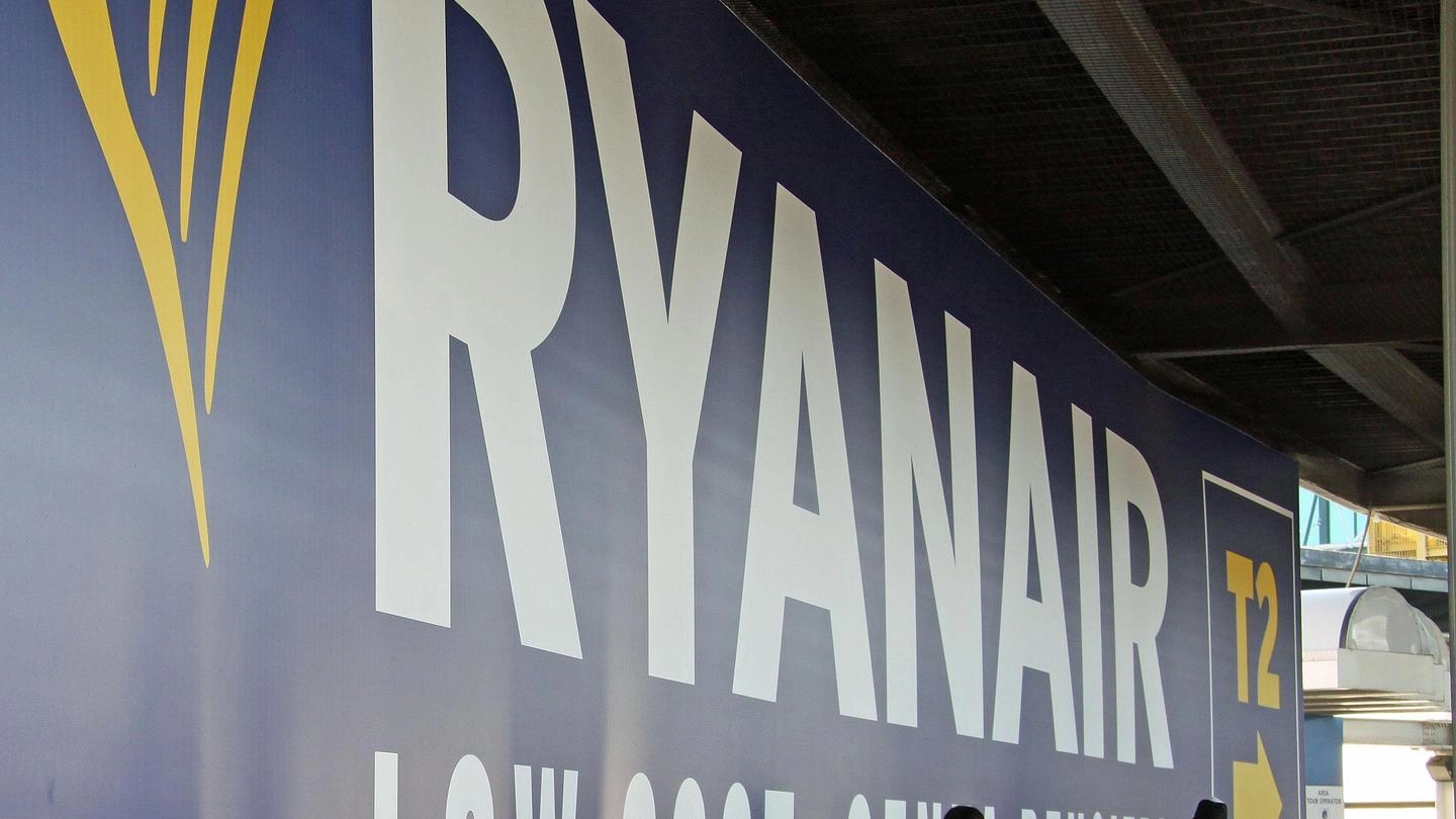 Un cartellone pubblicitario della Ryanair a Roma (Ansa)
