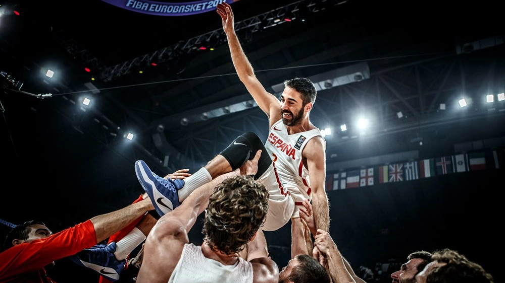 Navarro portato in trionfo (Foto FIBA)