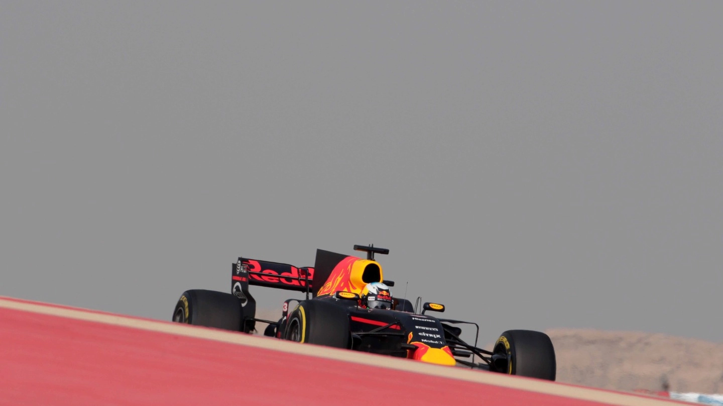 Ricciardo su Red Bull sul circuito di Sakhir (Lapresse)