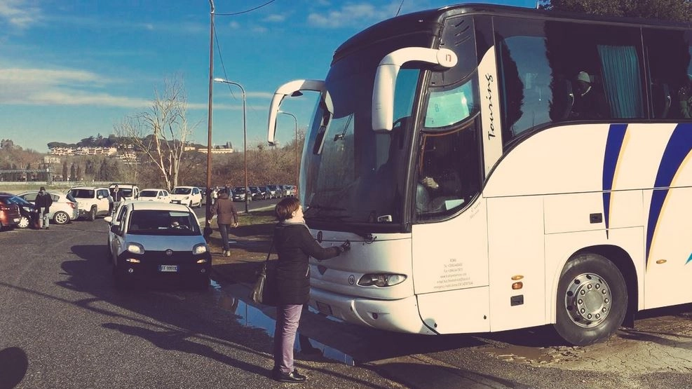 La deputata Rosella Muroni di Leu blocca la partenza del bus (foto Dire)