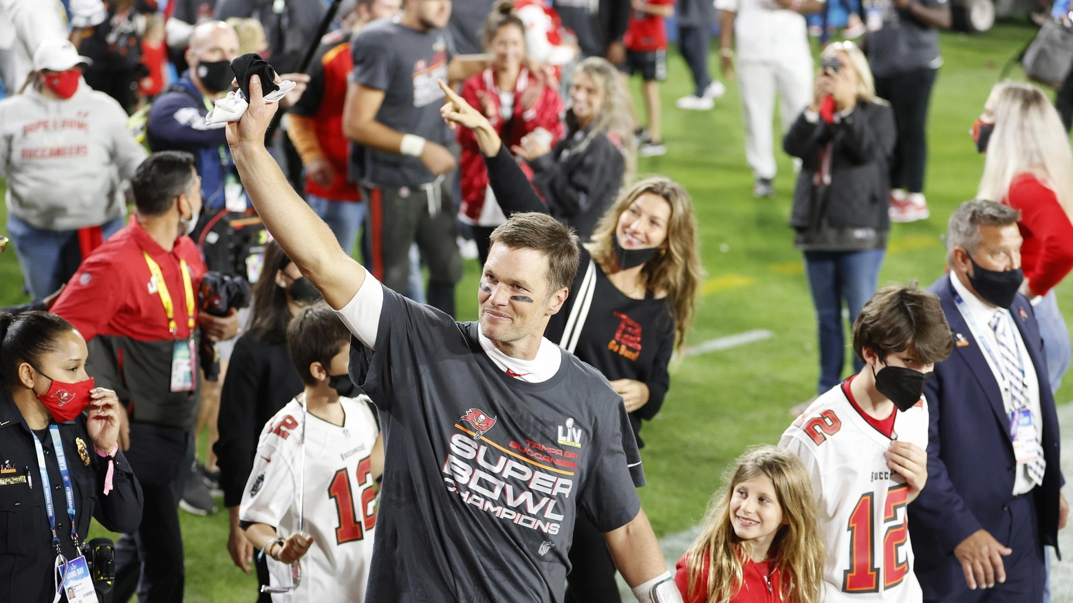 Tom Brady con la famiglia festeggia la vittoria del Super Bowl (Ansa)
