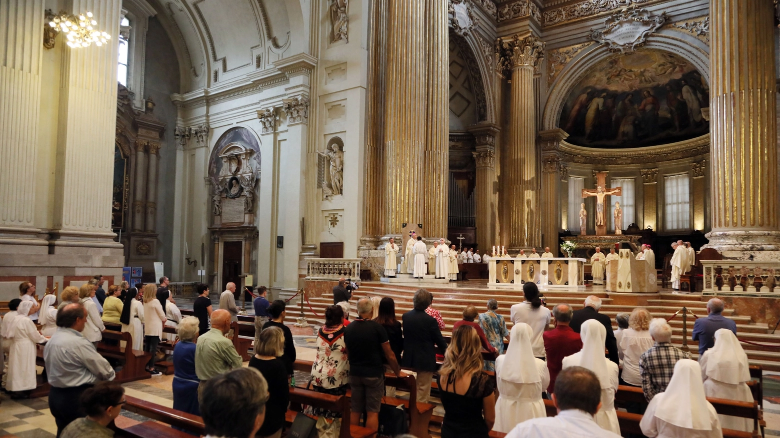 Una messa nella cattedrale di Bologna (Fotoschicchi)
