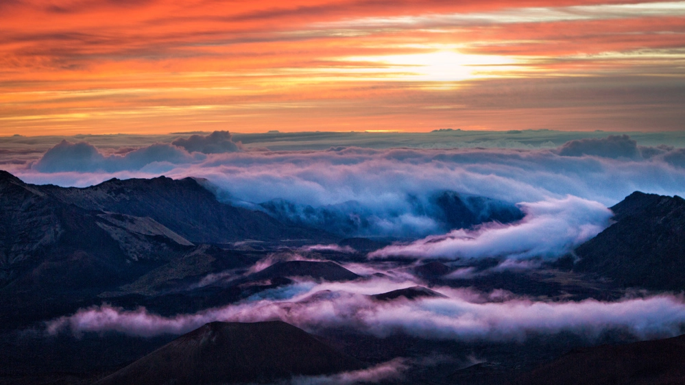 L'alba dalla cima del vulcano Haleakala, alle Hawaii