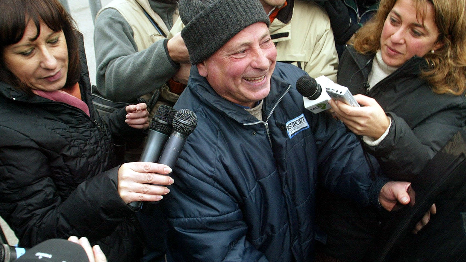 Graziano Mesina nel 2004 mentre esce dal carcere di Voghera (Ansa)