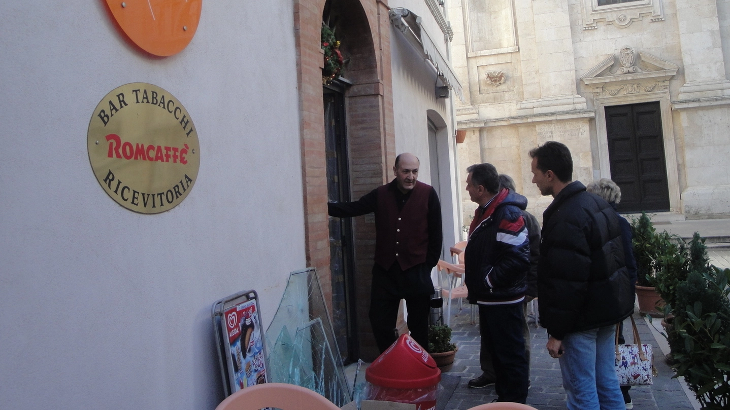 Uno dei due proprietari, Raffaele Bora, indica i danni alla porta. Il bar ha subìto un altro colpo nel 2009